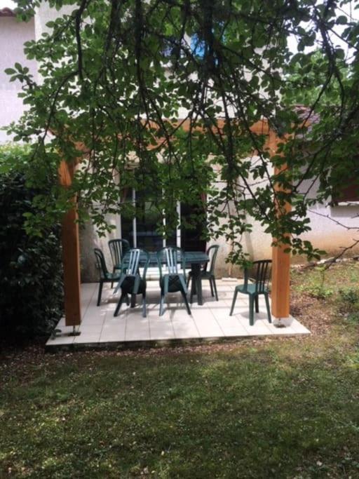 Confortable Maison Dans Village Avec Piscine A *