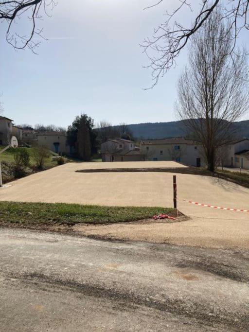 Hébergement de vacances Confortable Maison Dans Village Avec Piscine A *